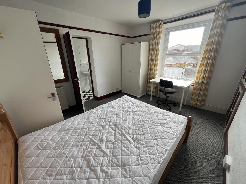 Lot: 132 - VACANT LICENCED HOUSE OF MULTIPLE OCCUPATION WITH PARKING, CLOSE TO EXETER UNIVERSITY - First floor room with en-suite shower room